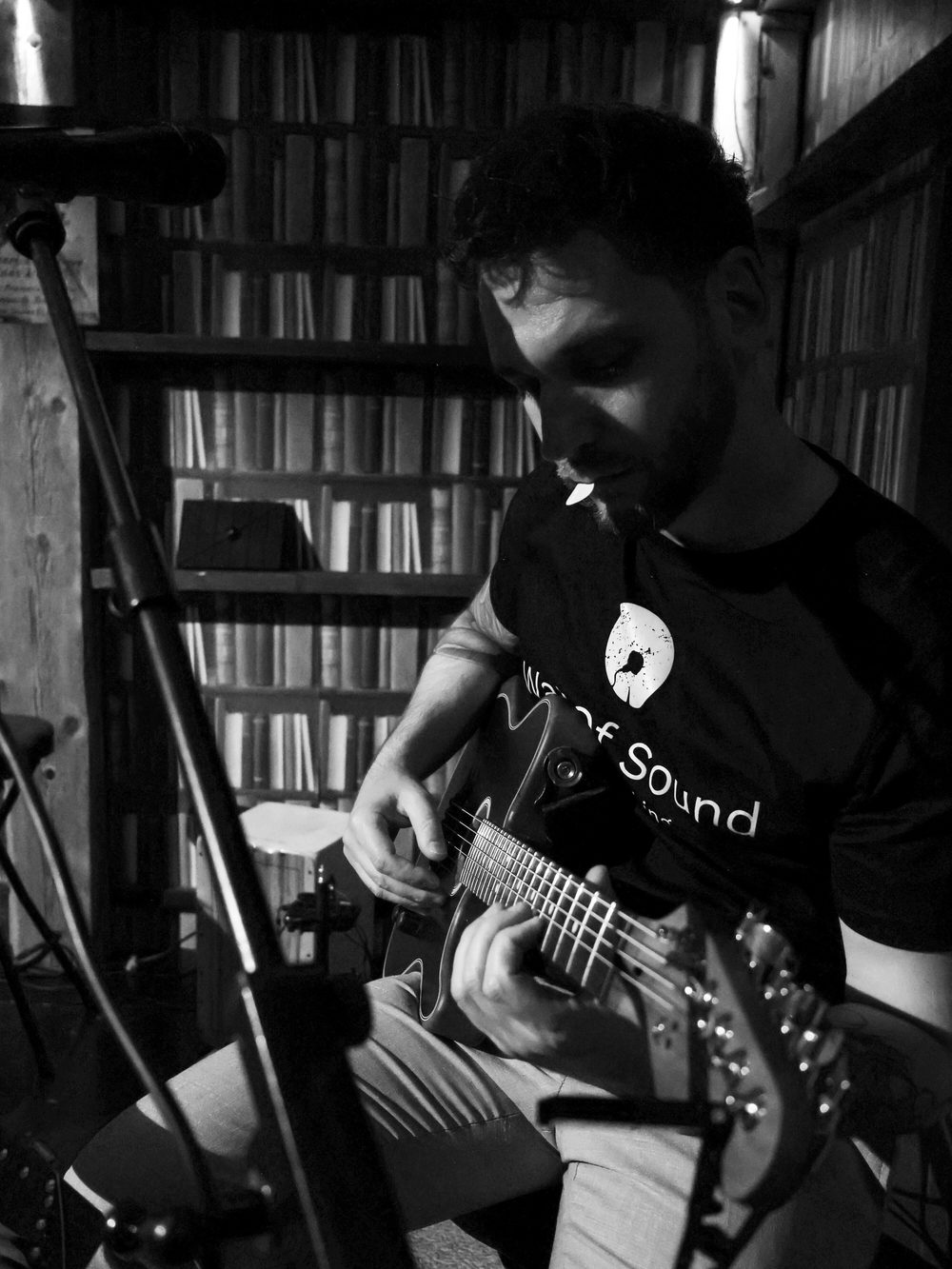 Chris Wall à la guitare électrique en noir et blanc, concert acoustique à Genève, photographie Chinou Eye