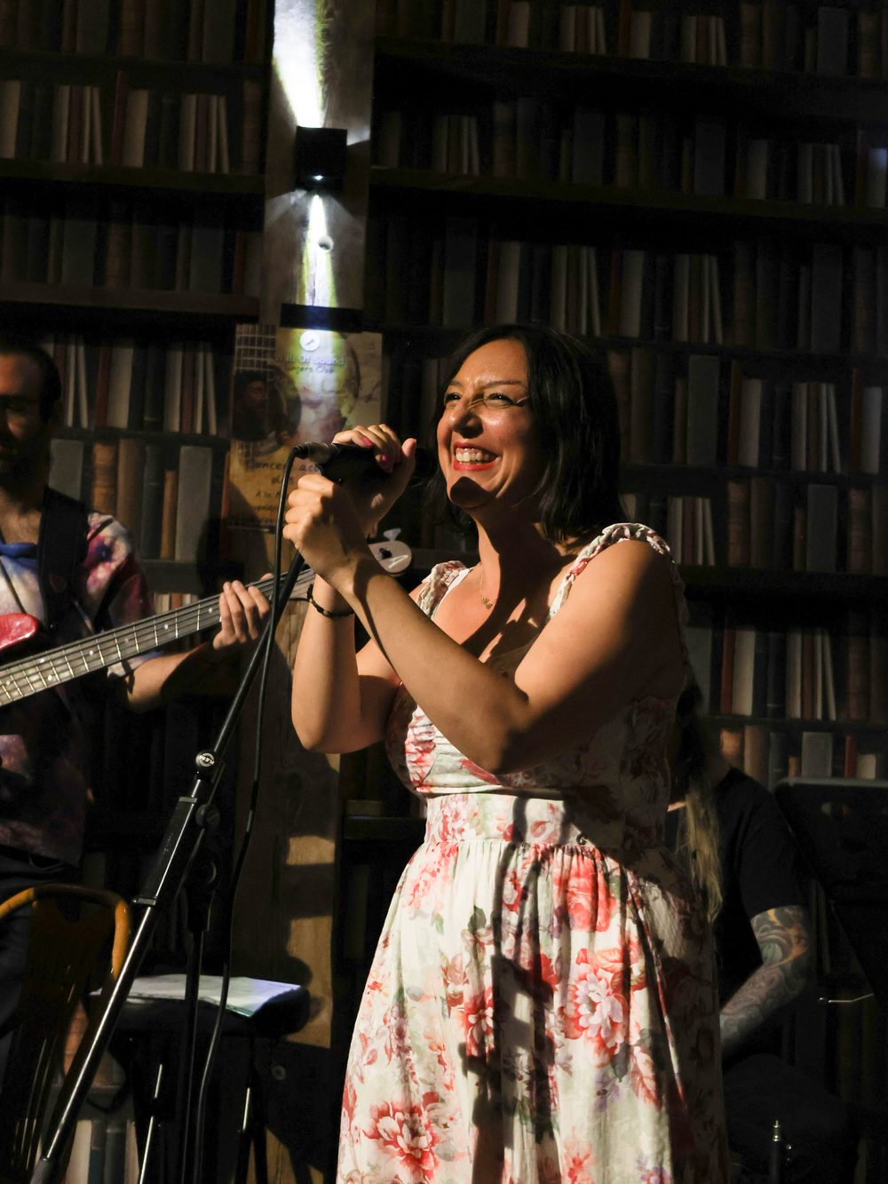 Élève de Wall of Sound chantant au micro lors du concert acoustique à Genève, photographe de concert Chinou Eye