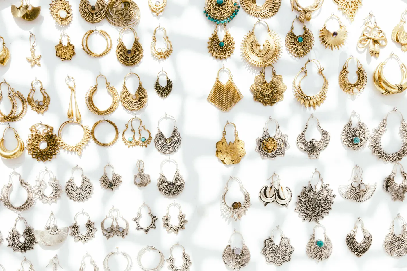 Mur de boucles d'oreilles Olmana, photo de bijoux par Chinou Eye à Genève