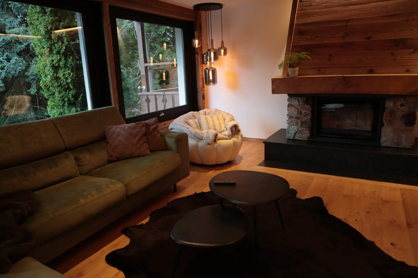 Salon et cheminée d'un chalet, photo immobilière Chinou Eye
