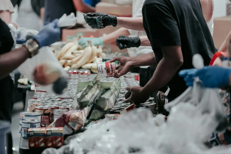 Bénévoles triant des dons alimentaires