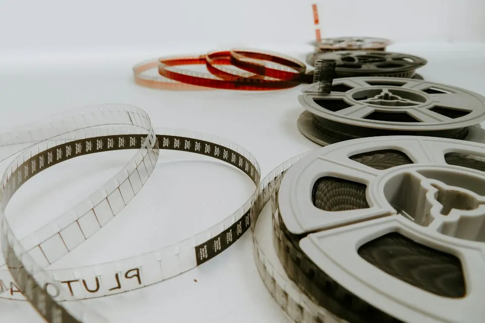 Bobines de film posées sur une table