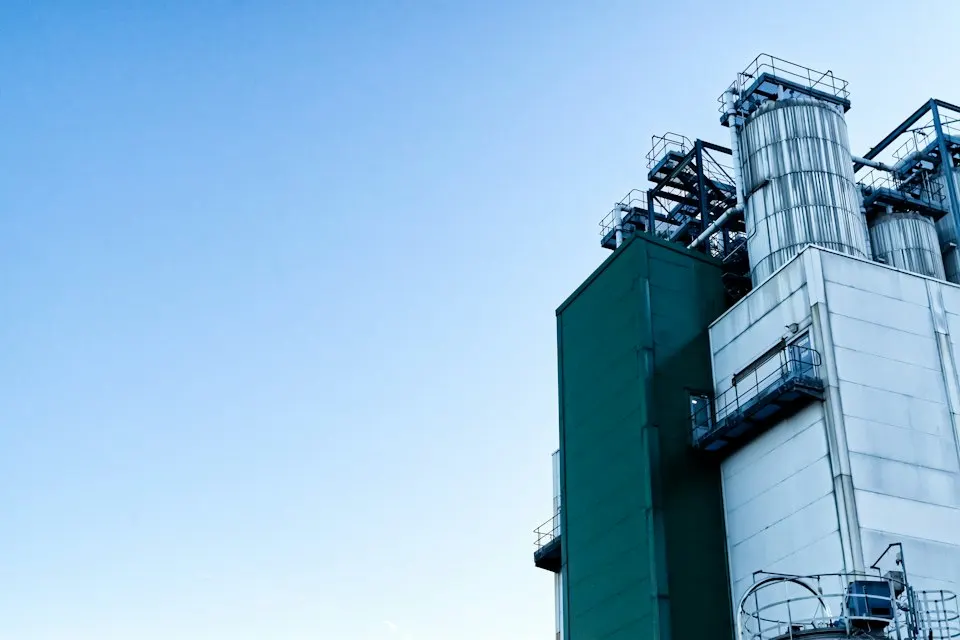 Bâtiment d'usine industrielle sous un ciel bleu