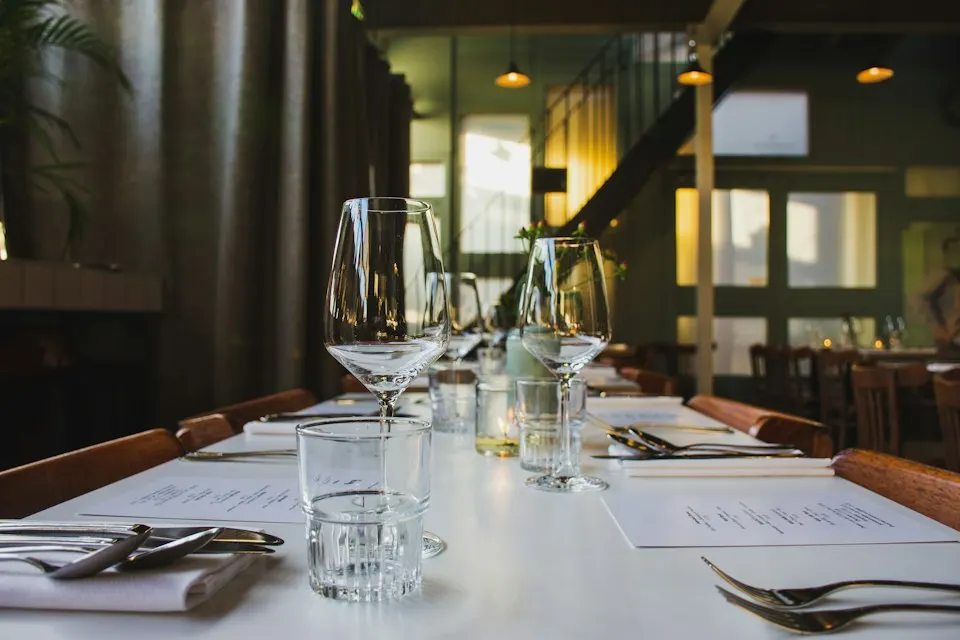 Salle de restaurant avec verres à vin dressés